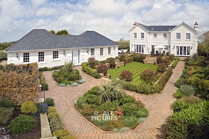 An immaculate residence and garden - COMMERCIAL PANORAMAS
