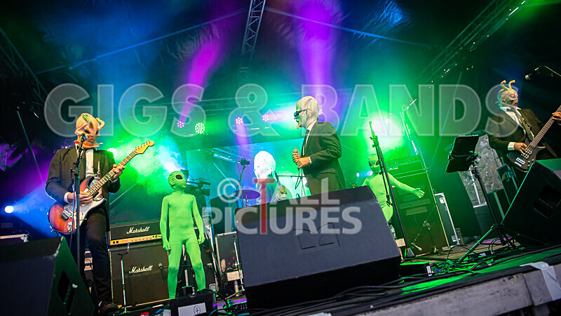 The Bensons-19 - THE BENSONS