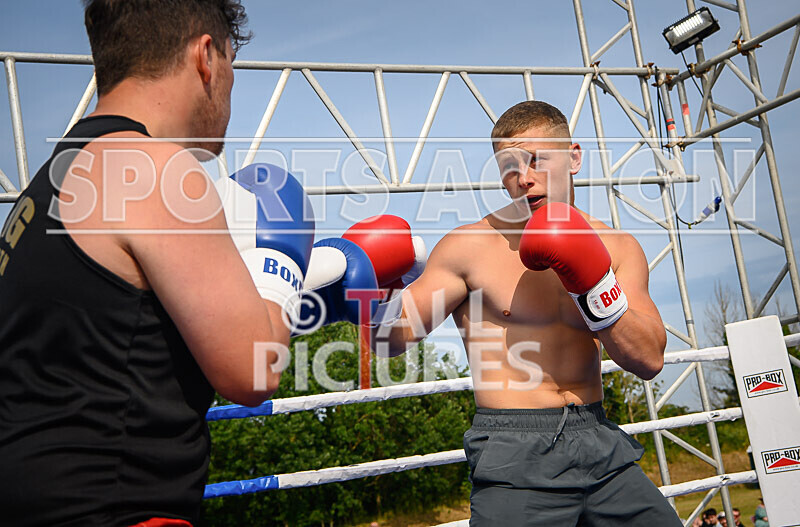 BOUT 4 - Sam Kamikazae Kissack v Charlie White-5 - BOUT 4 - Sam 'Kamikazae' Kissack v Charlie White