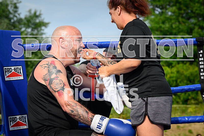BOUT 5 - Martin the Swinger Budge v Wayne the Renegade Ogier-18 - BOUT 5 - Martin 'the Swinger' Budge v Wayne 'the Renegade' Ogier