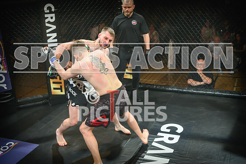 BOUT- 11 - James Jeune v Matt Iwon-46 - BOUT 11 - James Jeune v Matt Iwon