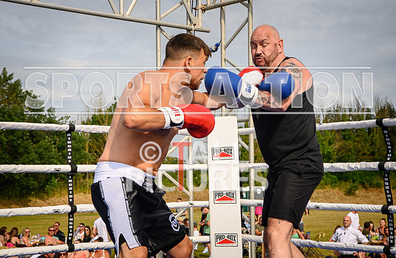 BOUT 5 - Martin the Swinger Budge v Wayne the Renegade Ogier-44 - BOUT 5 - Martin 'the Swinger' Budge v Wayne 'the Renegade' Ogier
