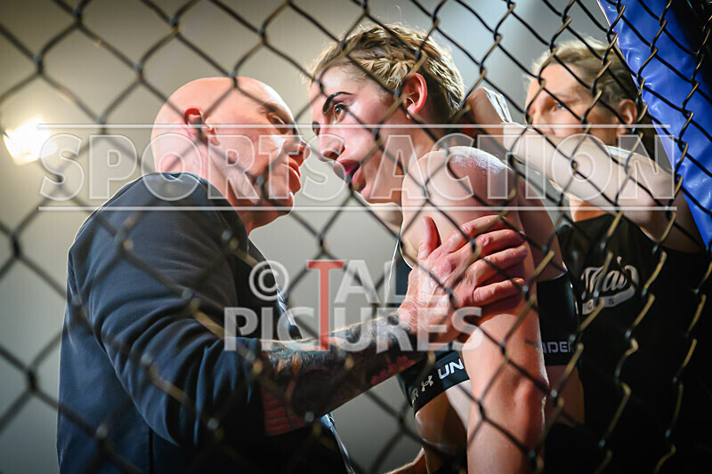 BOUT- 9 - Laura Douglas v Georgia Blumsom-21 - BOUT 9 - Laura Douglas v Georgia Blumsom