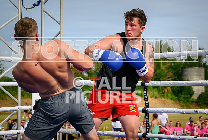 BOUT 4 - Sam Kamikazae Kissack v Charlie White-8 - BOUT 4 - Sam 'Kamikazae' Kissack v Charlie White