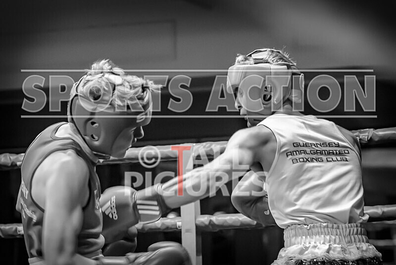 BOUT- 5 - Arnie Watson v Ryan Henry-27 - BOUT 5 - Arnie Watson v Ryan Henry