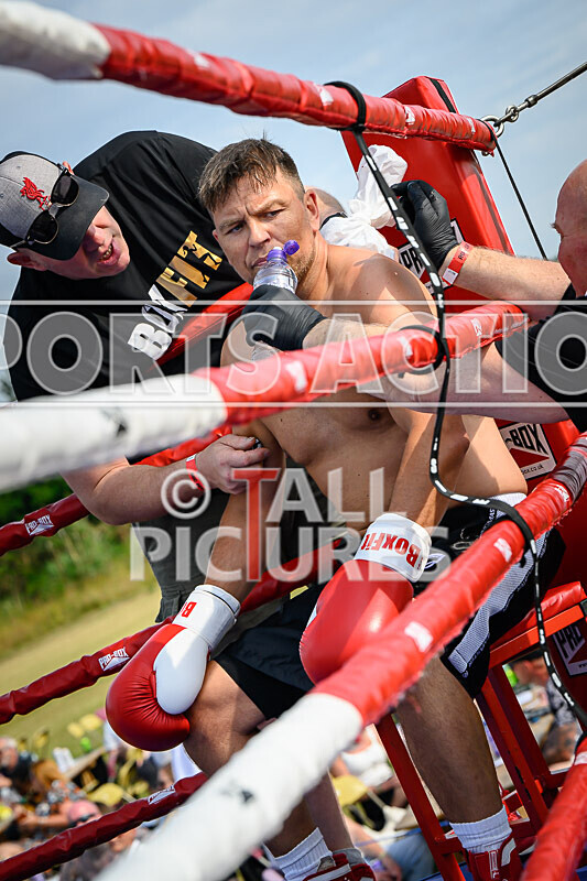 BOUT 5 - Martin the Swinger Budge v Wayne the Renegade Ogier-40 - BOUT 5 - Martin 'the Swinger' Budge v Wayne 'the Renegade' Ogier