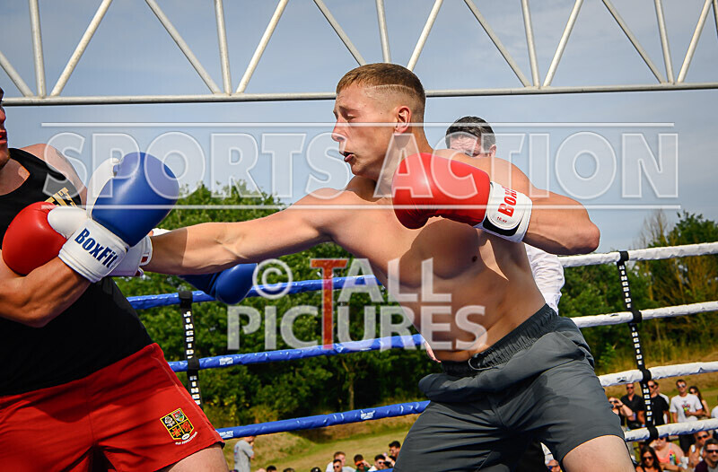 BOUT 4 - Sam Kamikazae Kissack v Charlie White-36 - BOUT 4 - Sam 'Kamikazae' Kissack v Charlie White