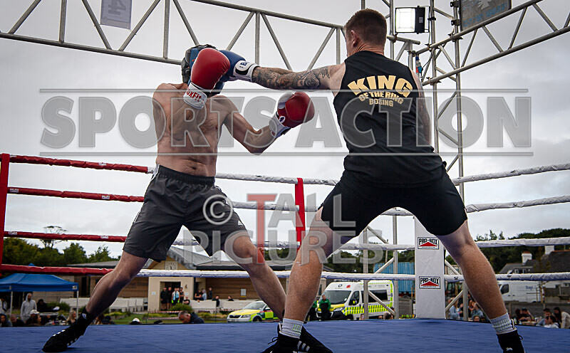 BOUT 11- Roland the Doc Archer v Chris the Trigger ONeil-13 - BOUT 11- Roland 'the Doc' Archer v Chris 'the Trigger' O'Neil