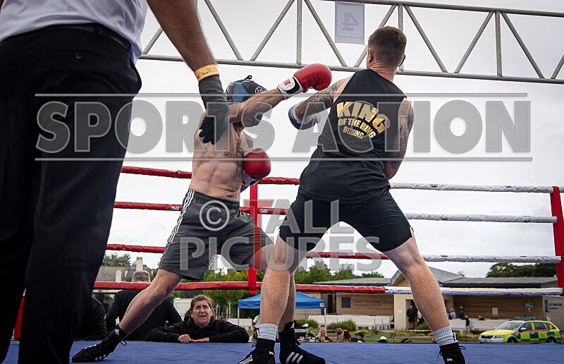 BOUT 11- Roland the Doc Archer v Chris the Trigger ONeil-7 - BOUT 11- Roland 'the Doc' Archer v Chris 'the Trigger' O'Neil