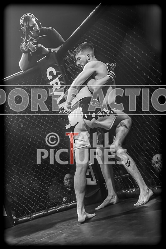 BOUT- 11 - James Jeune v Matt Iwon-54 - BOUT 11 - James Jeune v Matt Iwon