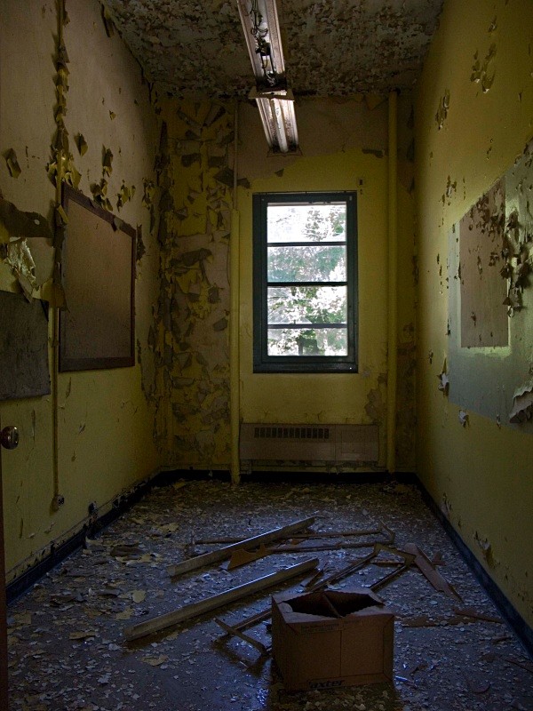 Henryton State Hospital | Peeling Yellow Room - Henryton State Hospital
