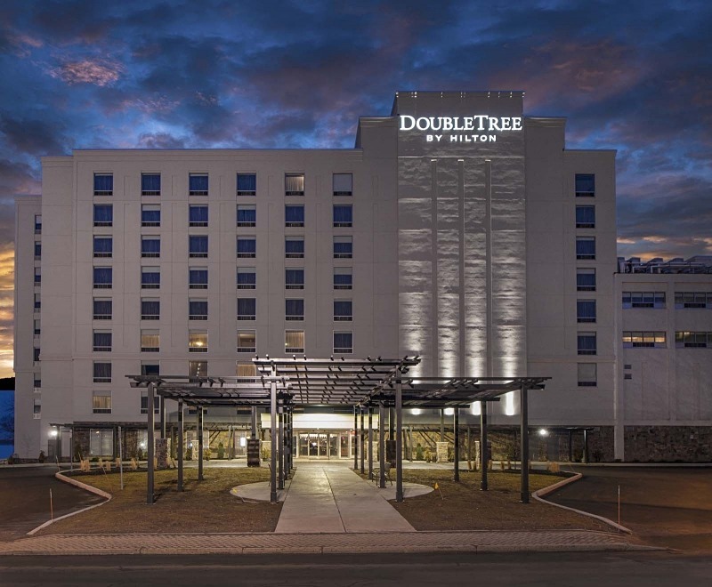 Exterior photo of the Doubletree by Hilton Hotels Niagara Falls