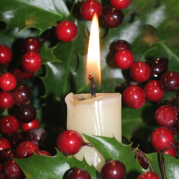 1  HOLLY AND BERRIES 1B - CANDLES