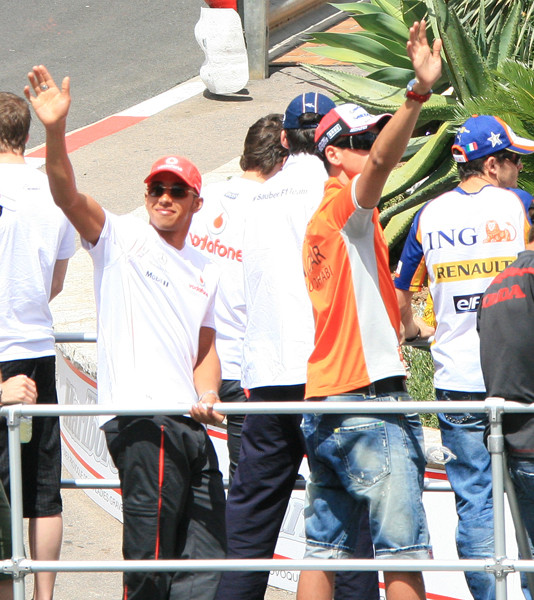 Hamilton waves to the crowd - MONACO GRAND PRIX  2007