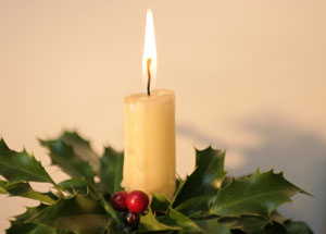 7  CANDLE AND HOLLY 1 - CANDLES