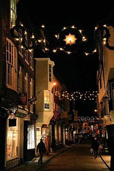 CS240 CHRISTMAS SHOPPING STONEGATE - YORK AGAINST CANCER ART EXHIBITION 23rd SEPT 2011