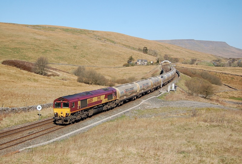 18.4.14 - 66109 6M00 Mossend - Clitheroe, Moorcock tunnel - Lunds - Southbound