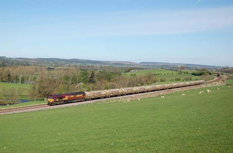 JL 8.5.15 66041 6M00 Mossend - Clitheroe, Staingills - Staingills Farm