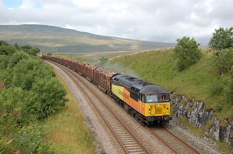 16.8.13 - 56105 6Z70 Ribblehead - Chirk, Salt Lake Cotttages - Salt Lake Cottages