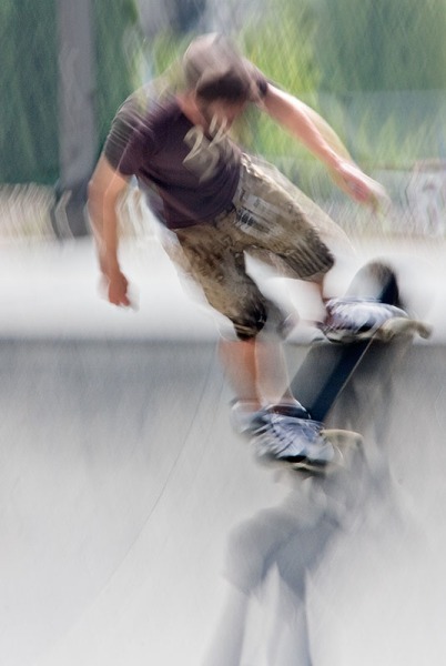 PE068 skateboarder - PEOPLE IN MOTION