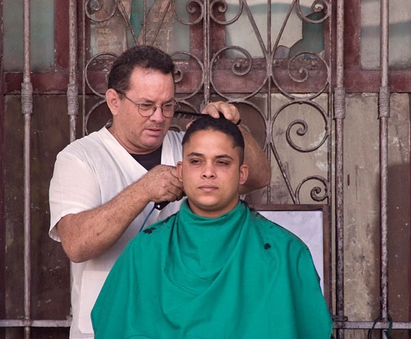 Street Barber, Havana - PORTRAITS AND CANDIDS