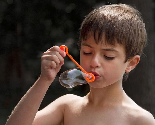 Blowing bubbles - PORTRAITS AND CANDIDS