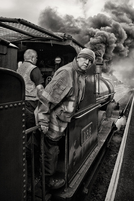 No186 Departs - Black & White