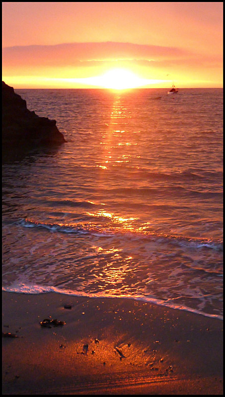 Cullercoats coble ... Dawn treading - CULLERCOATS BAY