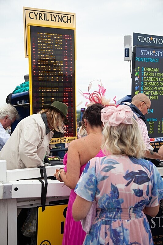 PONTEFRACT RACE 2025-9206 - PONTEFRACT RACES - LADIES DAY 2025