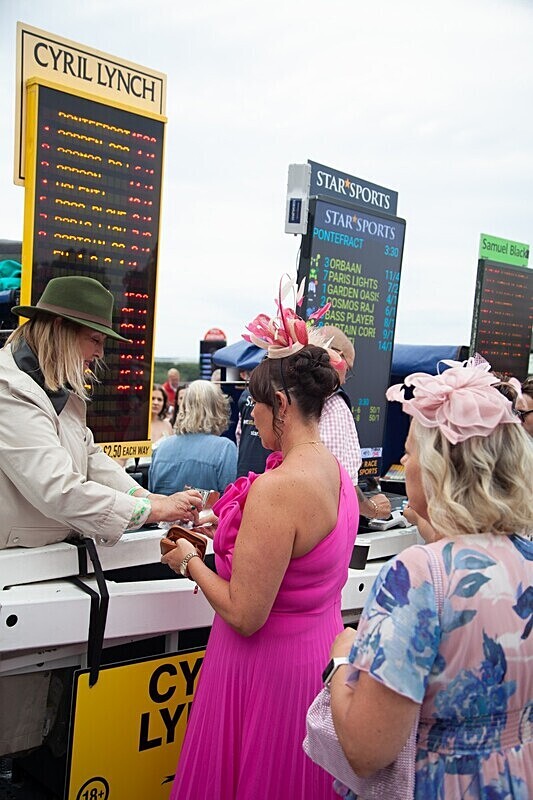 PONTEFRACT RACE 2025-9207 - PONTEFRACT RACES - LADIES DAY 2025