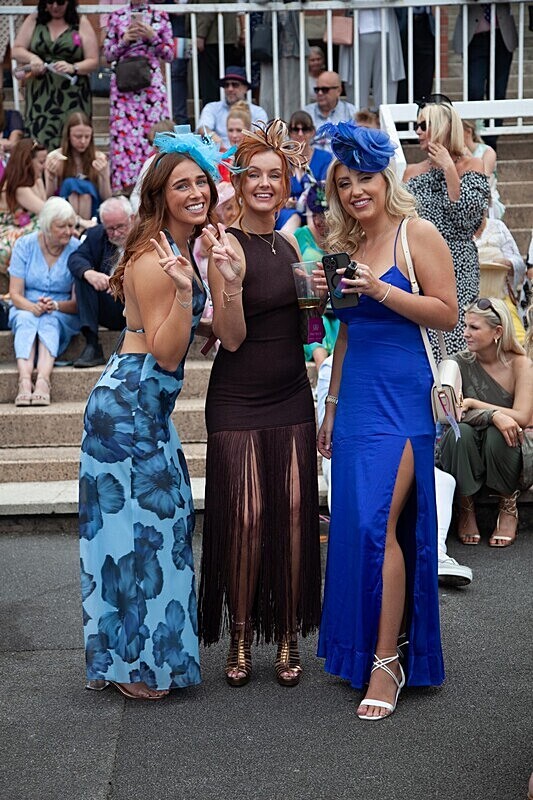 PONTEFRACT RACE 2025-9213 - PONTEFRACT RACES - LADIES DAY 2025
