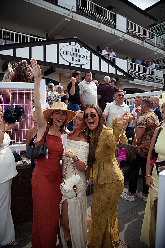 PONTEFRACT RACE 2025-9105 - PONTEFRACT RACES - LADIES DAY 2025