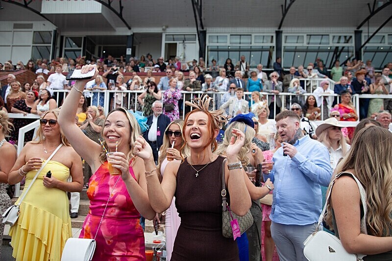 PONTEFRACT RACE 2025-9227 - PONTEFRACT RACES - LADIES DAY 2025