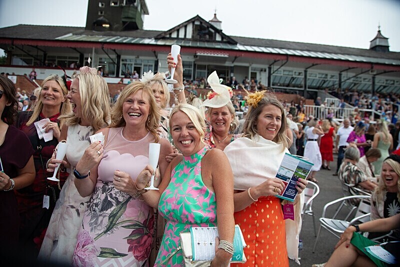 PONTEFRACT RACE 2025-9502 - PONTEFRACT RACES - LADIES DAY 2025