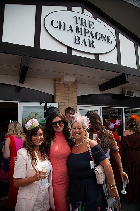 PONTEFRACT RACE 2025-9084 - PONTEFRACT RACES - LADIES DAY 2025