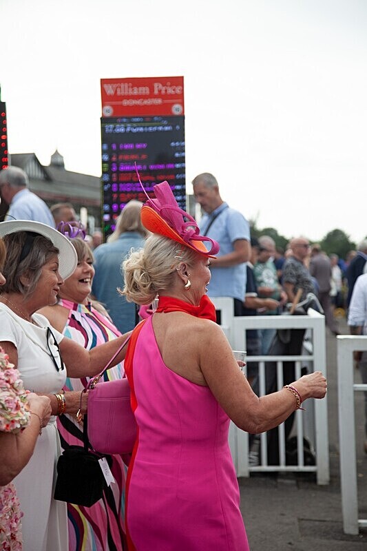PONTEFRACT RACE 2025-9485 - PONTEFRACT RACES - LADIES DAY 2025