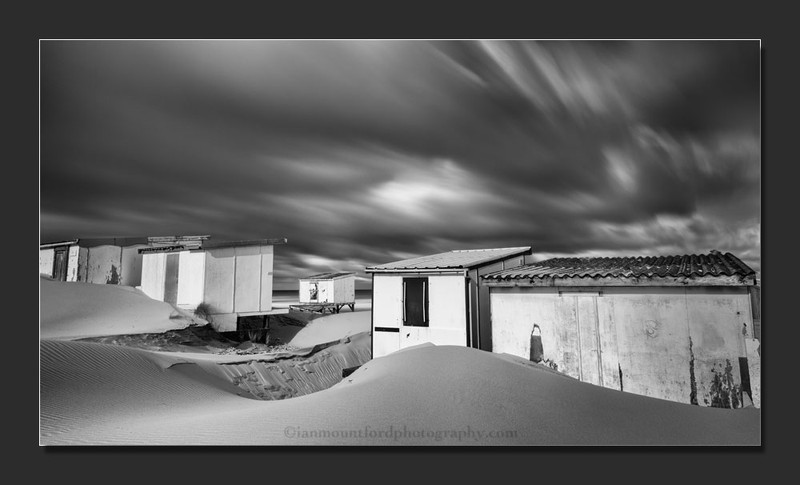 Cabine de Plage 4 - Monochromatic