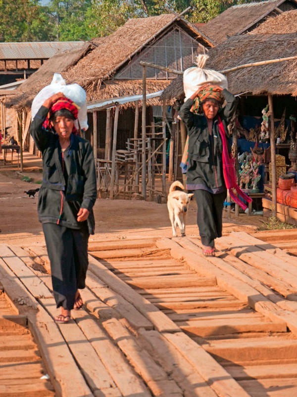 Intha women at Inthein near Inle Lake