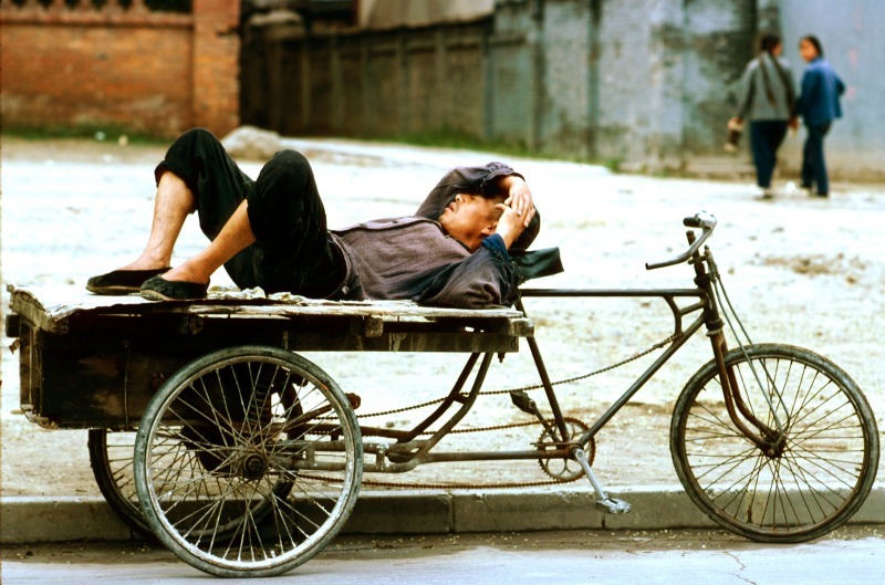 A worker sleeps in Mao's China