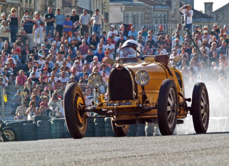 Remparts - yellow Bugatti - Circuit des Remparts