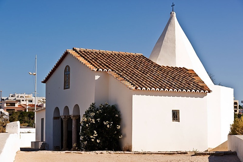 Senhora da Rocha Chapel - Urban and Ancient