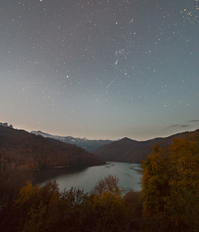 Stars and the Orionid meteors over Lake Goy Gol