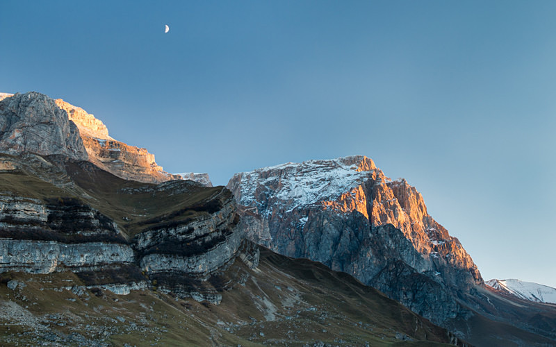 sunset and moonrise over gyzyl gyaya