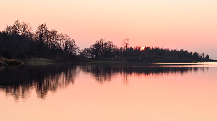 Sunset over Ridgegate Reservoir (1) - The Langley Reservoirs