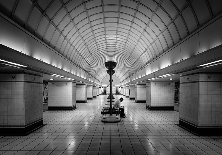 All alone at Gants Hill tube station - Underground/DLR
