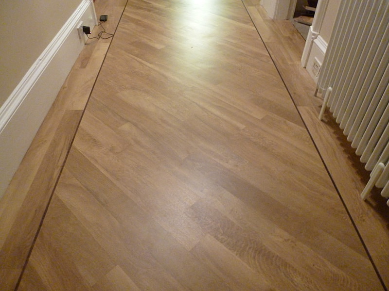 Knight tile - Shannon oak with DS05 Russet 10mm design strip - Karndean woodplank