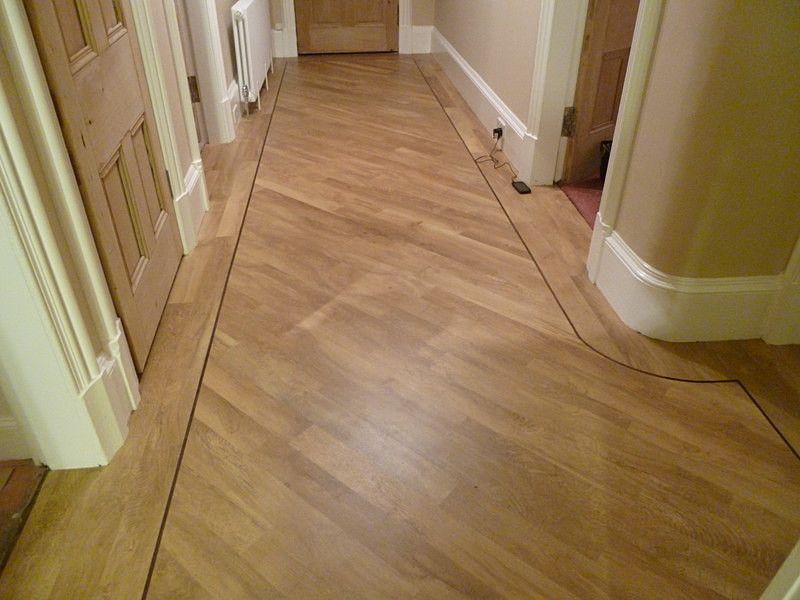 Knight tile - Shannon oak with DS05 Russet 10mm design strip - Karndean woodplank