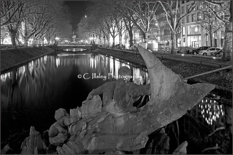 Der Tritonenbrunnen an der Königsallee 2 - Düsseldorf