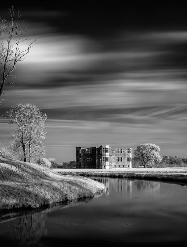 Lyveden III - Black & White
