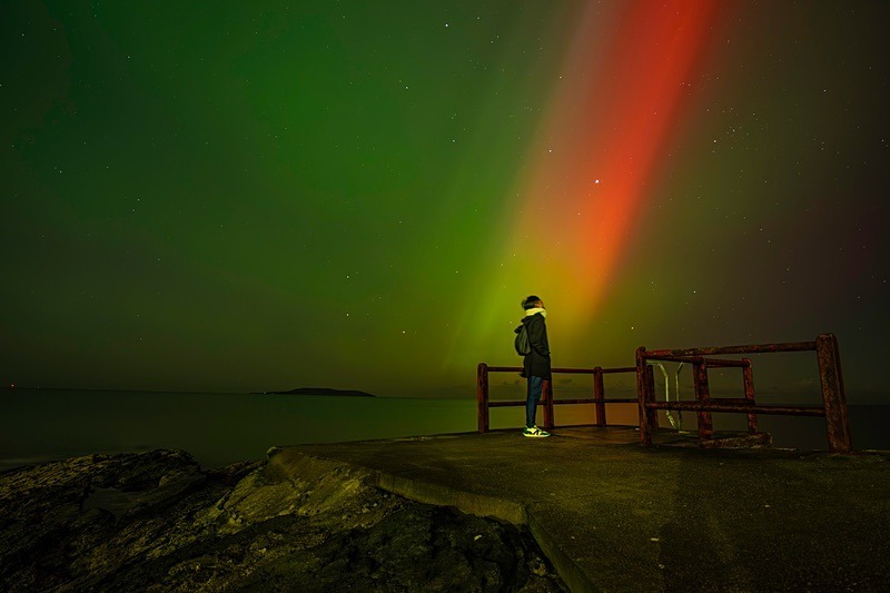 A visitor at High rock under the Northern Lights - Aurora Borealis